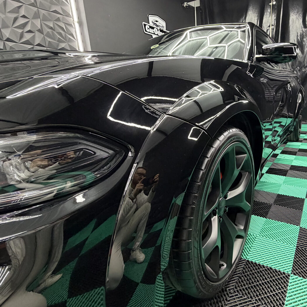 Poszerzone nadkole — Dodge Charger 5.7 HEMI Widebody. Zbliżenie poszerzonego nadkola z felgą