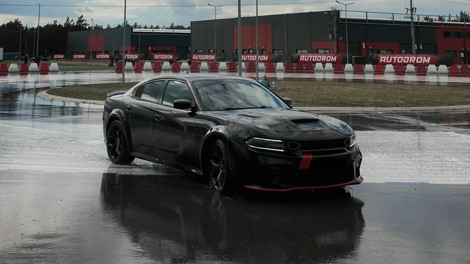 Sylwetka z profilu — Dodge Charger 5.7 HEMI Widebody. Sylwetka z profilu, równe proporcje