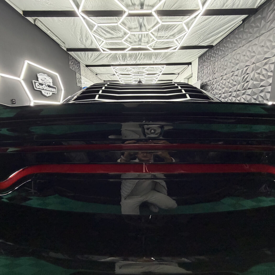 Efekt powłoki ceramicznej — Dodge Charger 5.7 HEMI Widebody. Odbicie w lakierze — efekt powłoki ceramicznej