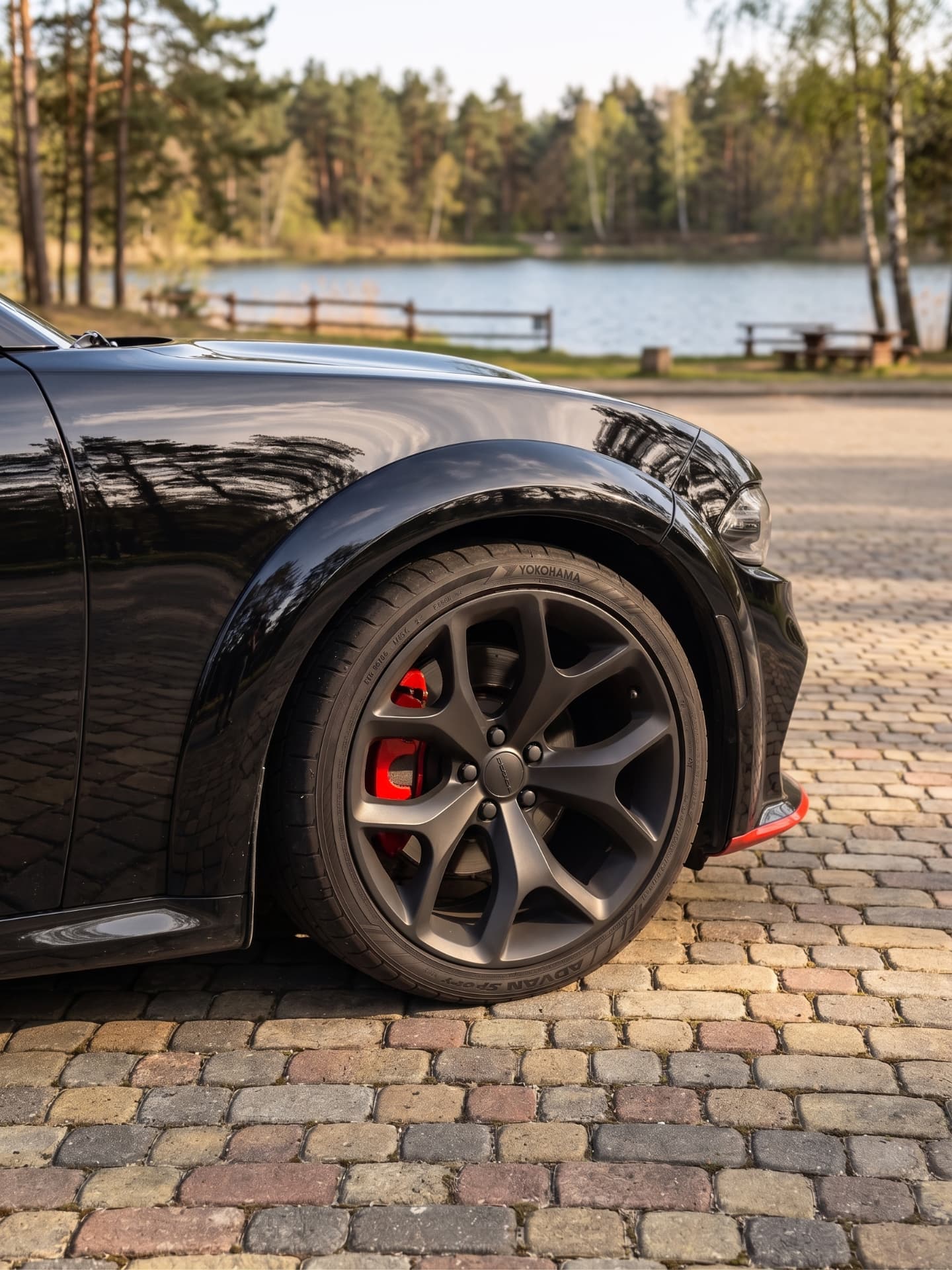 Koło i hamulce — Dodge Charger 5.7 HEMI V8 Widebody. Opona Yokohama, tarcza hamulcowa i czerwony zacisk