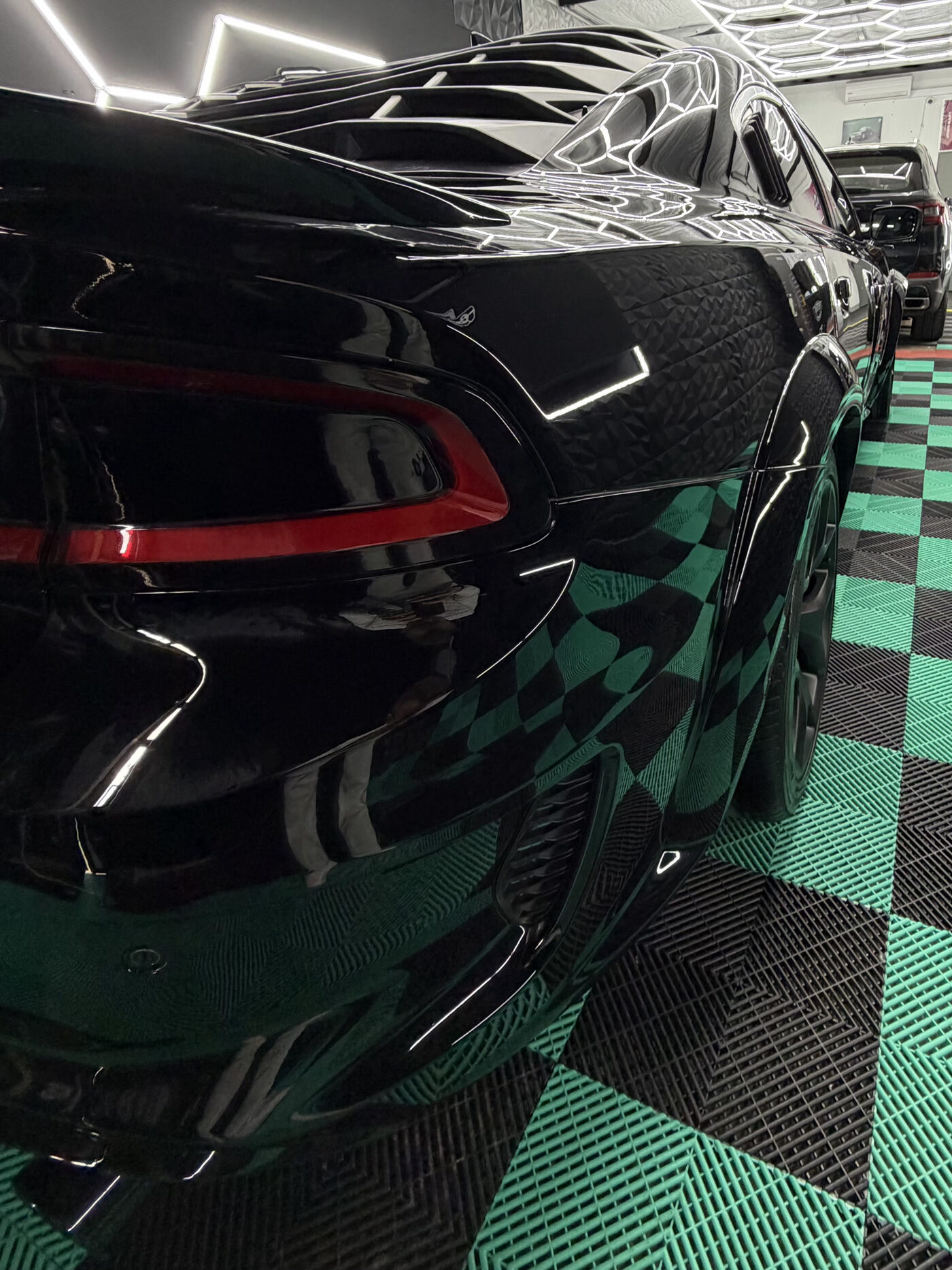 Tył — detal lampy i nadkola — Dodge Charger Widebody