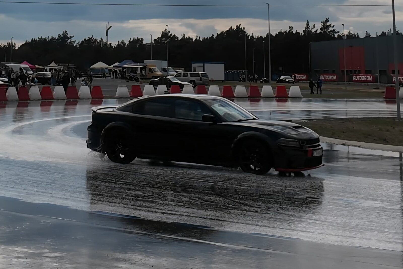 Tor — profil w poślizgu — Dodge Charger Widebody