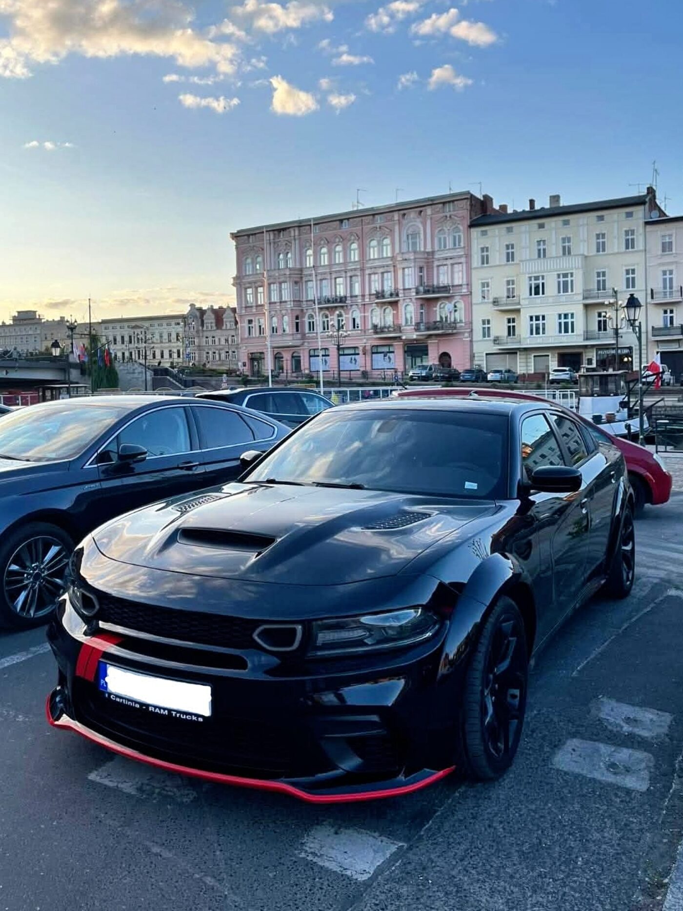Miasto — przód 3/4 — Dodge Charger Widebody